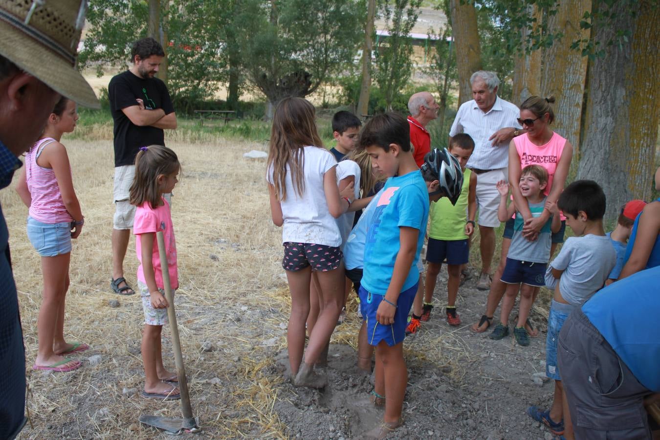 Taller de elaboración de adobes y juegos del ayer en la Semana Cultural de Cevico Navero (Palencia)