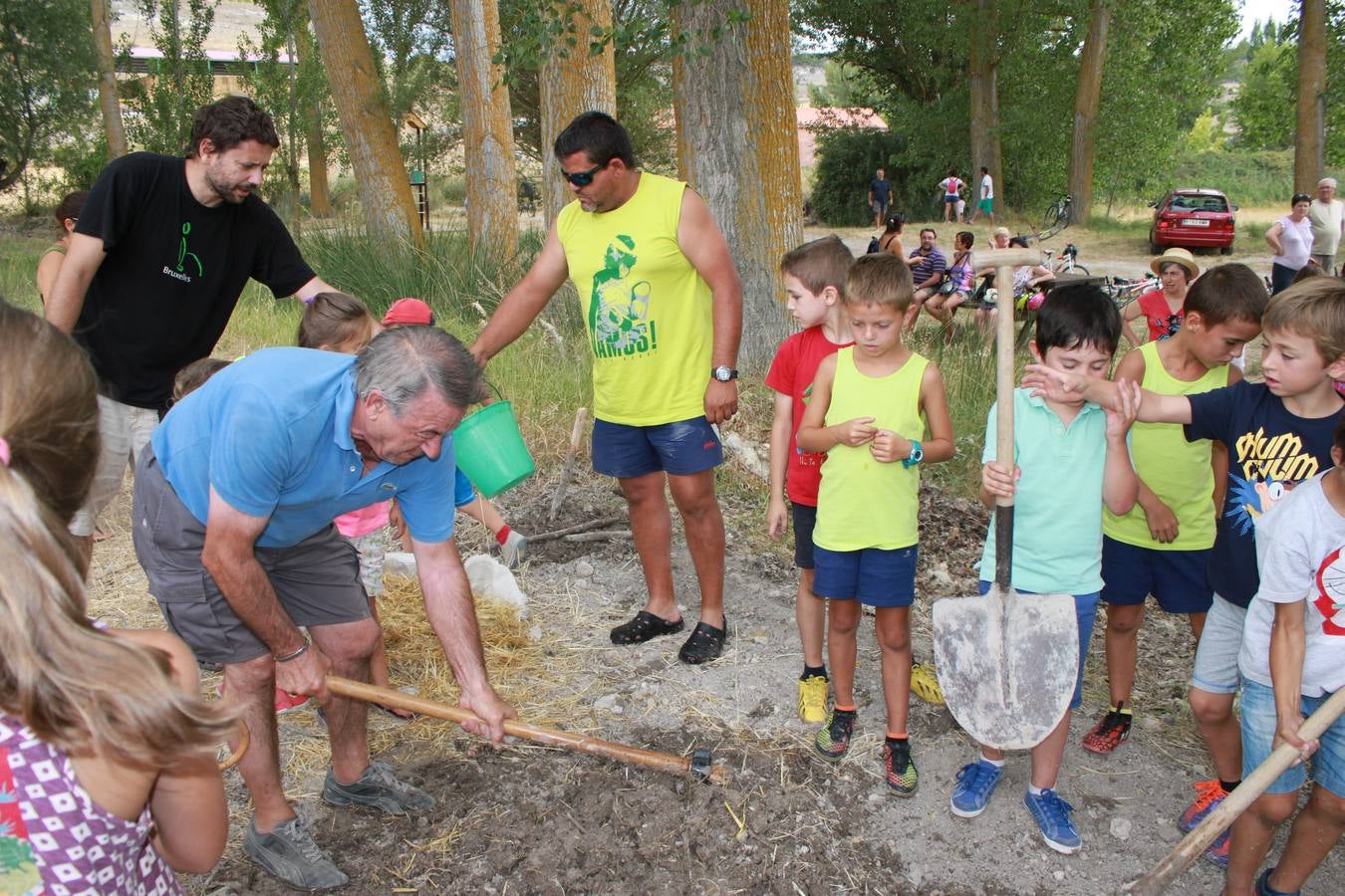 Taller de elaboración de adobes y juegos del ayer en la Semana Cultural de Cevico Navero (Palencia)