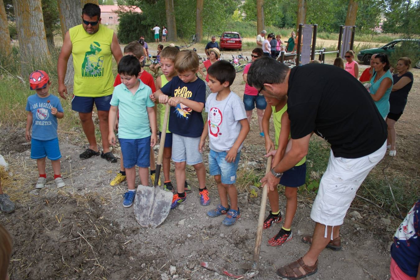 Taller de elaboración de adobes y juegos del ayer en la Semana Cultural de Cevico Navero (Palencia)