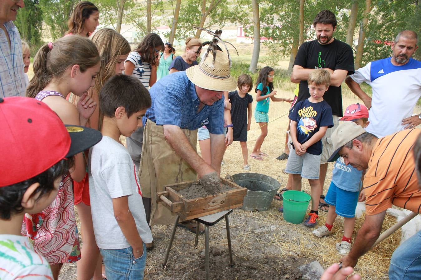 Taller de elaboración de adobes y juegos del ayer en la Semana Cultural de Cevico Navero (Palencia)