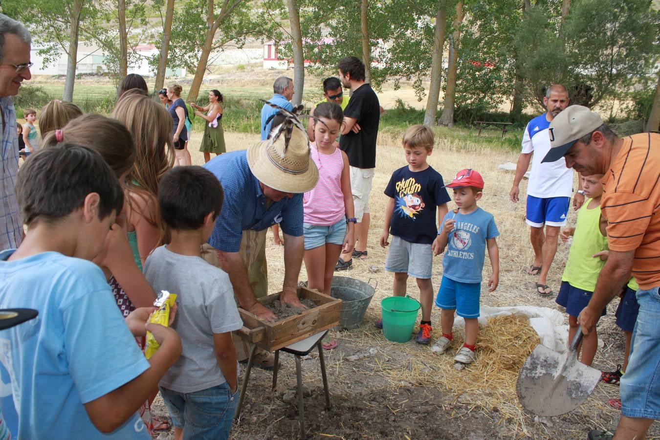 Taller de elaboración de adobes y juegos del ayer en la Semana Cultural de Cevico Navero (Palencia)