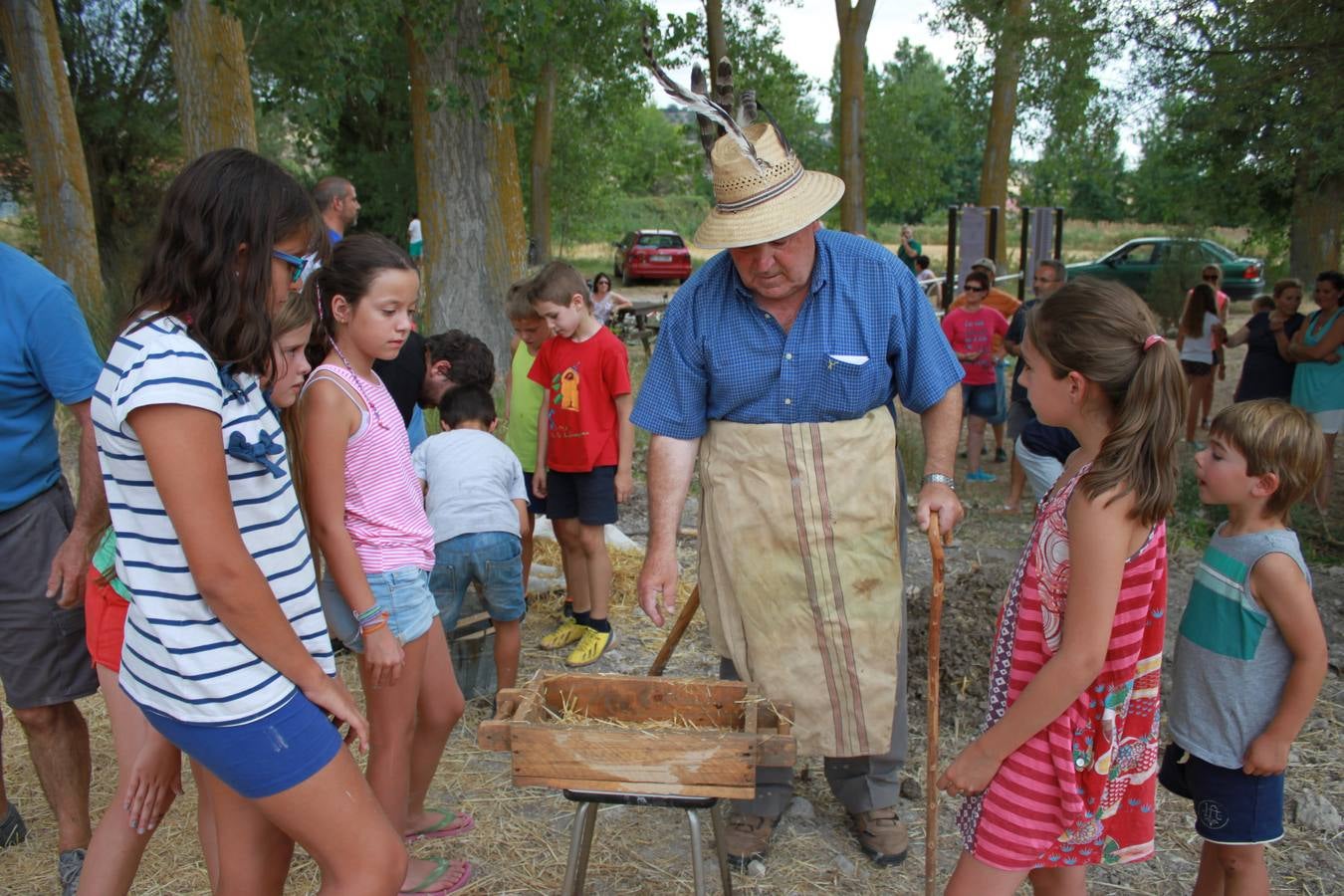 Taller de elaboración de adobes y juegos del ayer en la Semana Cultural de Cevico Navero (Palencia)