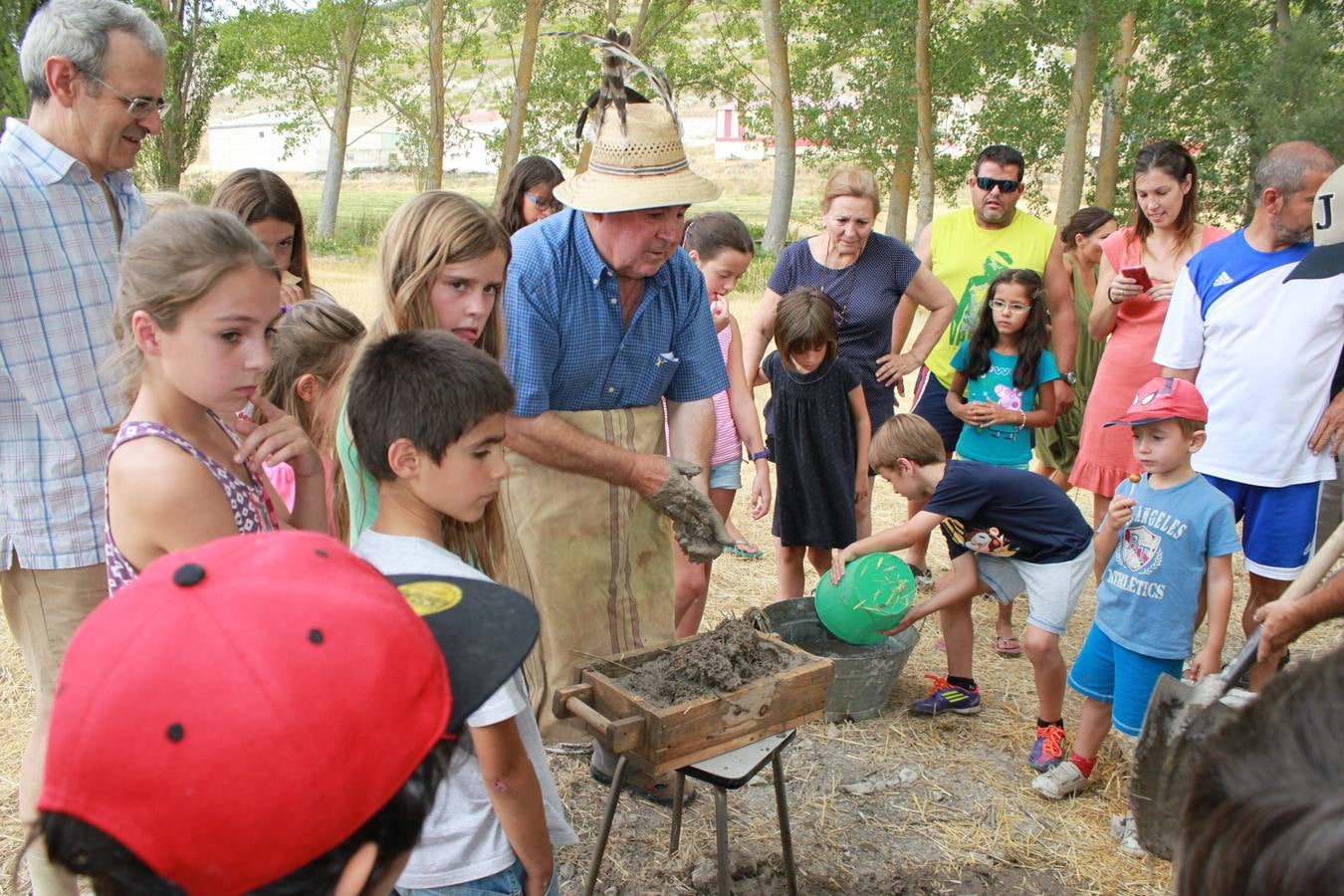 Taller de elaboración de adobes y juegos del ayer en la Semana Cultural de Cevico Navero (Palencia)