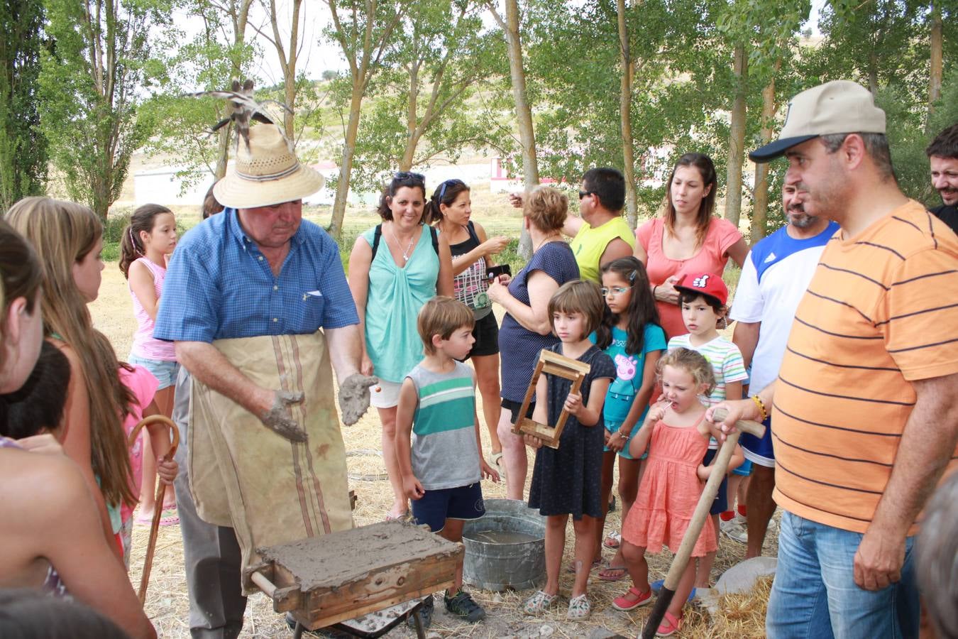 Taller de elaboración de adobes y juegos del ayer en la Semana Cultural de Cevico Navero (Palencia)