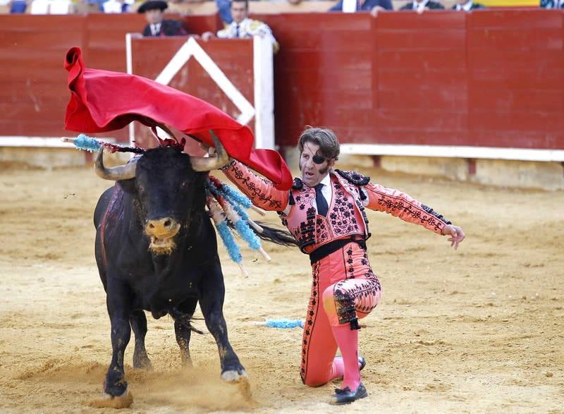 Padilla, El Fandi y Juan del Álamo en la segunda corrida de la feria de Palencia (1/2)