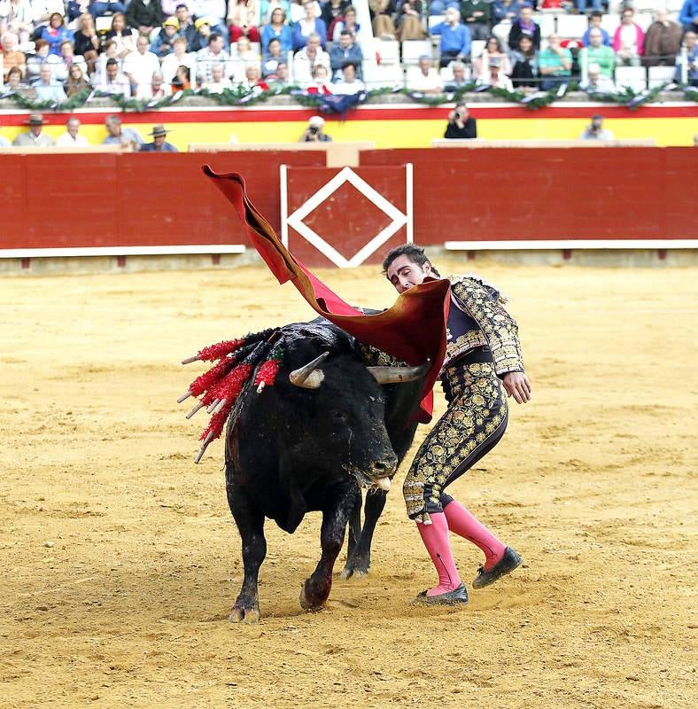 Padilla, El Fandi y Juan del Álamo en la segunda corrida de la feria de Palencia (2/2)