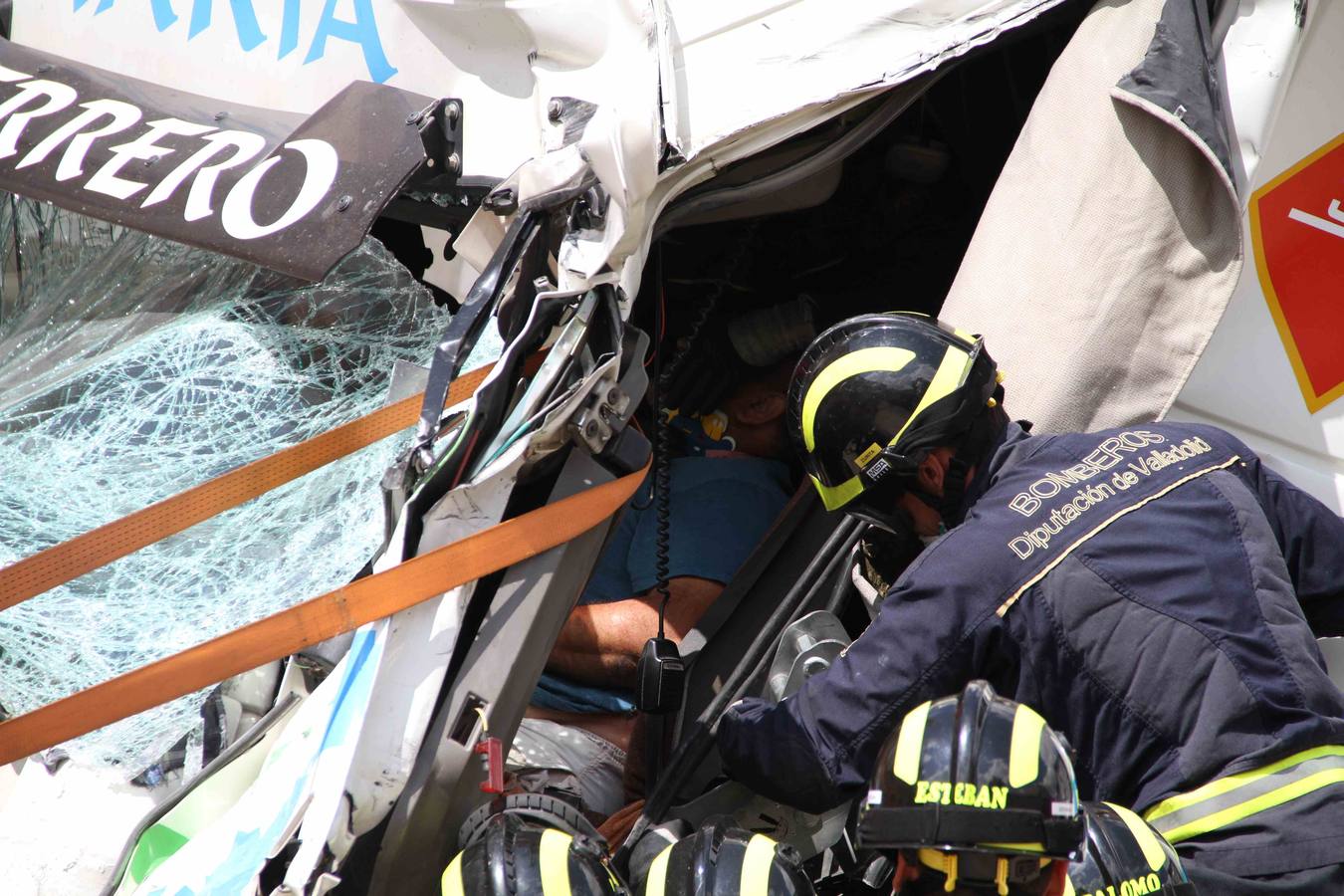 Dos camiones colisionan en la travesía de Campaspero (Valladolid)
