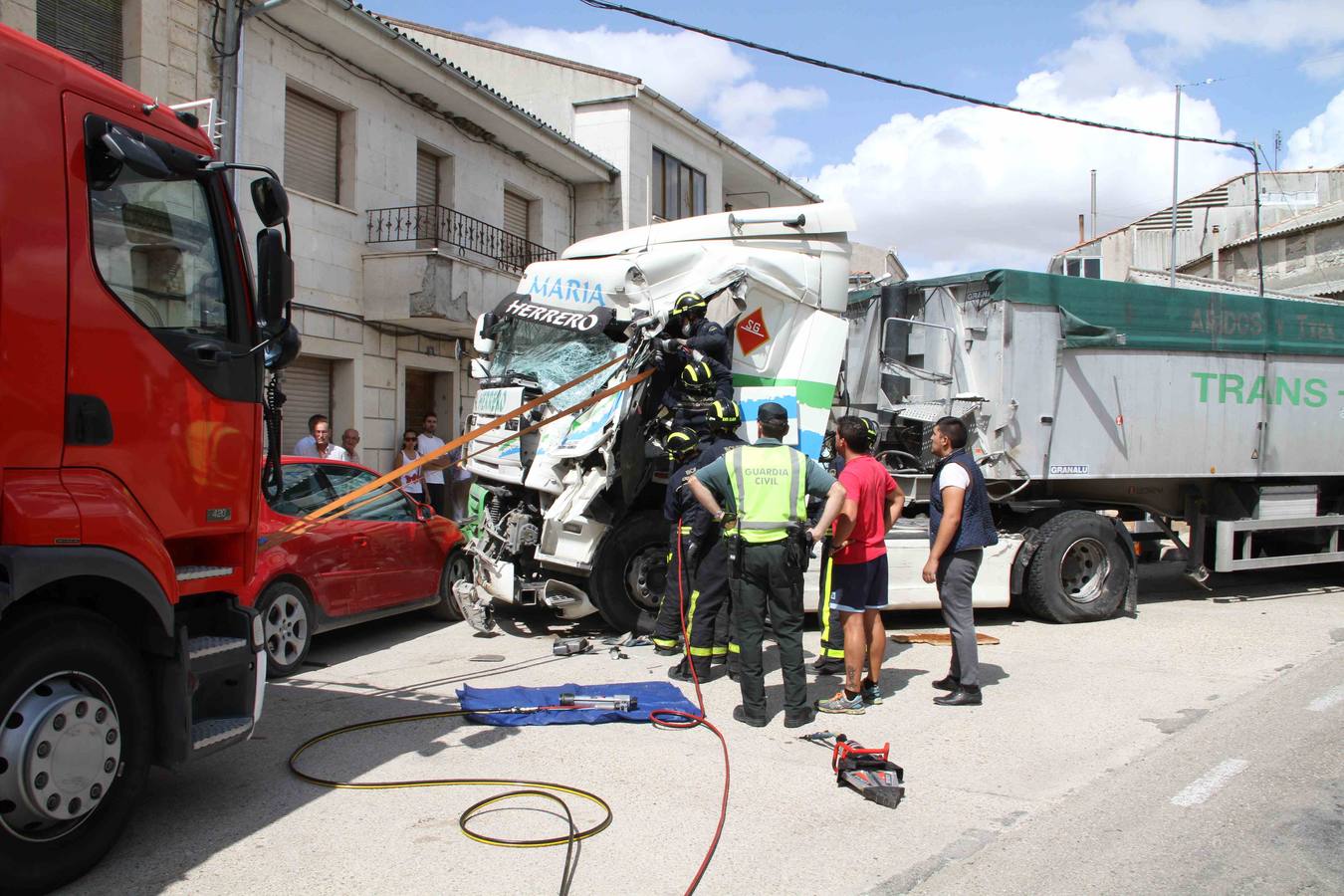 Dos camiones colisionan en la travesía de Campaspero (Valladolid)