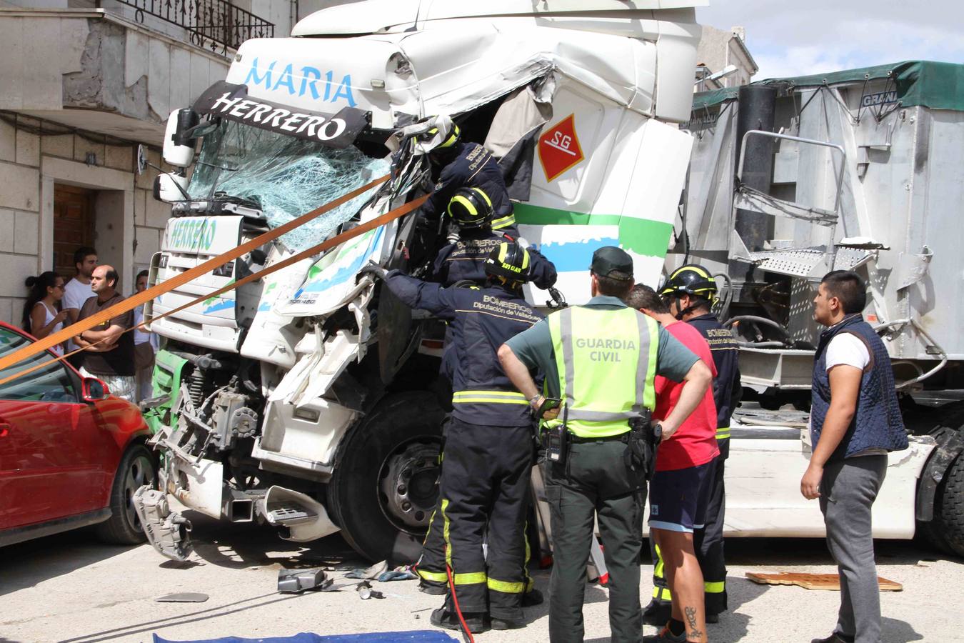 Dos camiones colisionan en la travesía de Campaspero (Valladolid)