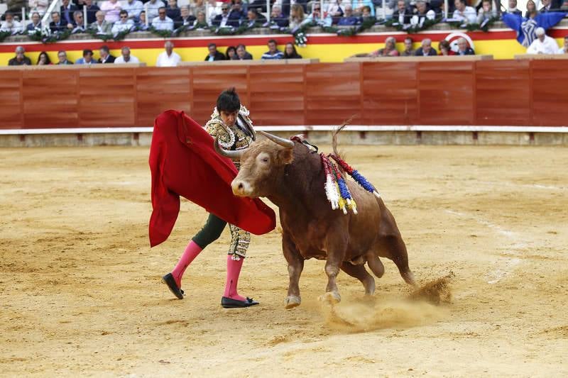 Enrique Ponce, Miguel Ángel Perera y Alejandro Talavante en la tercera corrida de la feria de Palencia (1/2)