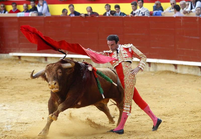 Enrique Ponce, Miguel Ángel Perera y Alejandro Talavante en la tercera corrida de la feria de Palencia (1/2)