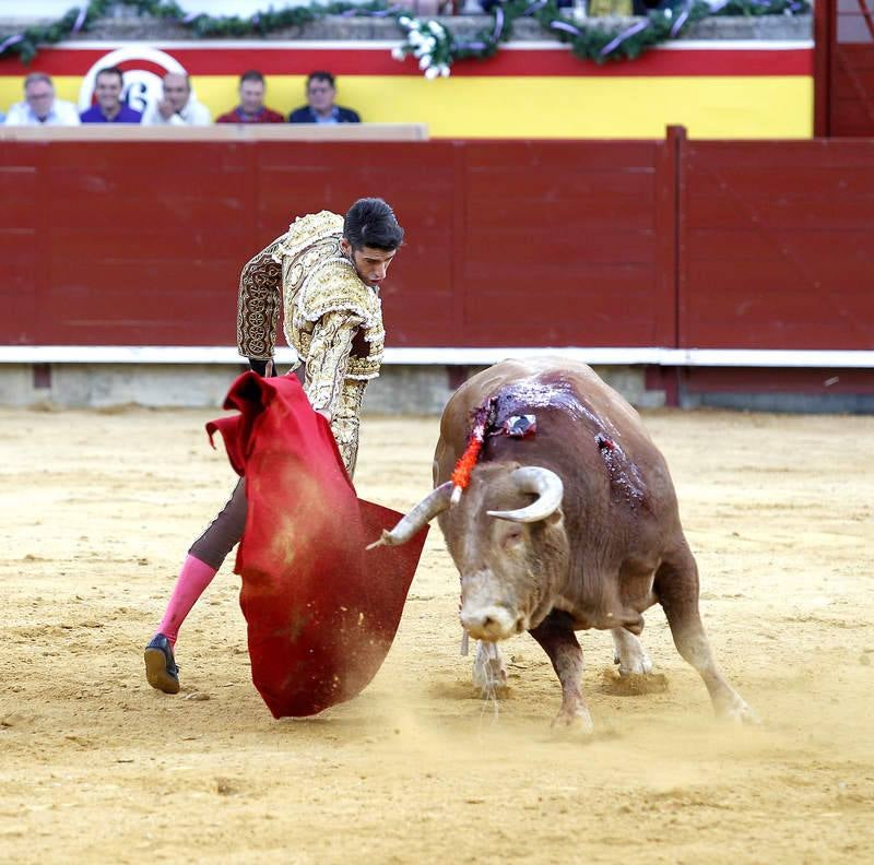 Enrique Ponce, Miguel Ángel Perera y Alejandro Talavante en la tercera corrida de la feria de Palencia (1/2)