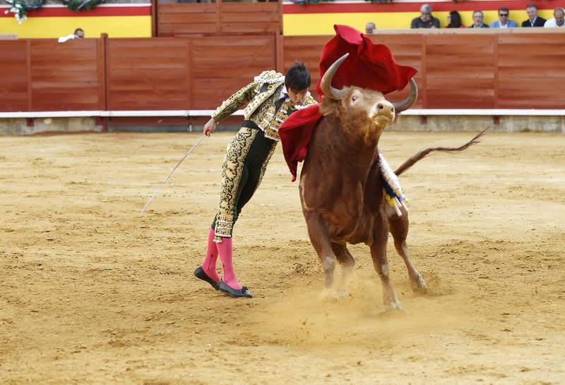 Enrique Ponce, Miguel Ángel Perera y Alejandro Talavante en la tercera corrida de la feria de Palencia (1/2)