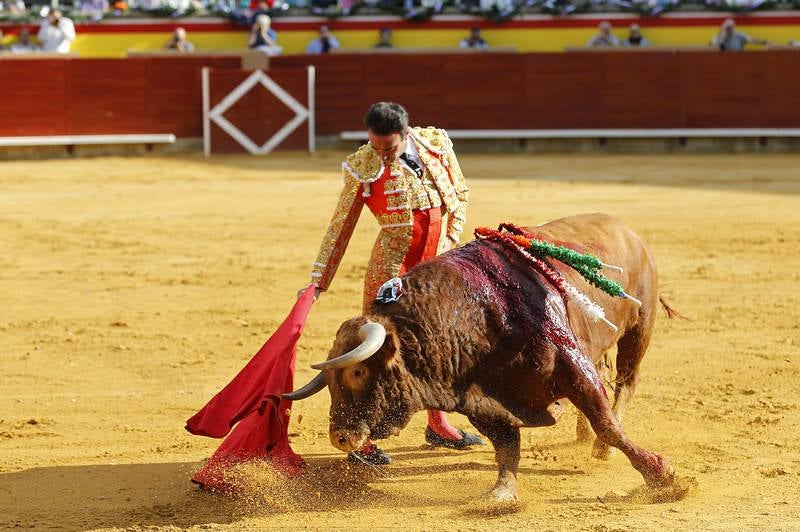 Enrique Ponce, Miguel Ángel Perera y Alejandro Talavante en la tercera corrida de la feria de Palencia (1/2)