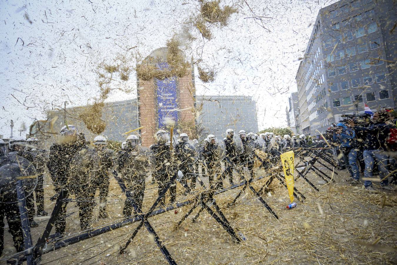 Miles de agricultores protestan en Bruselas contra la crisis del sector lácteo