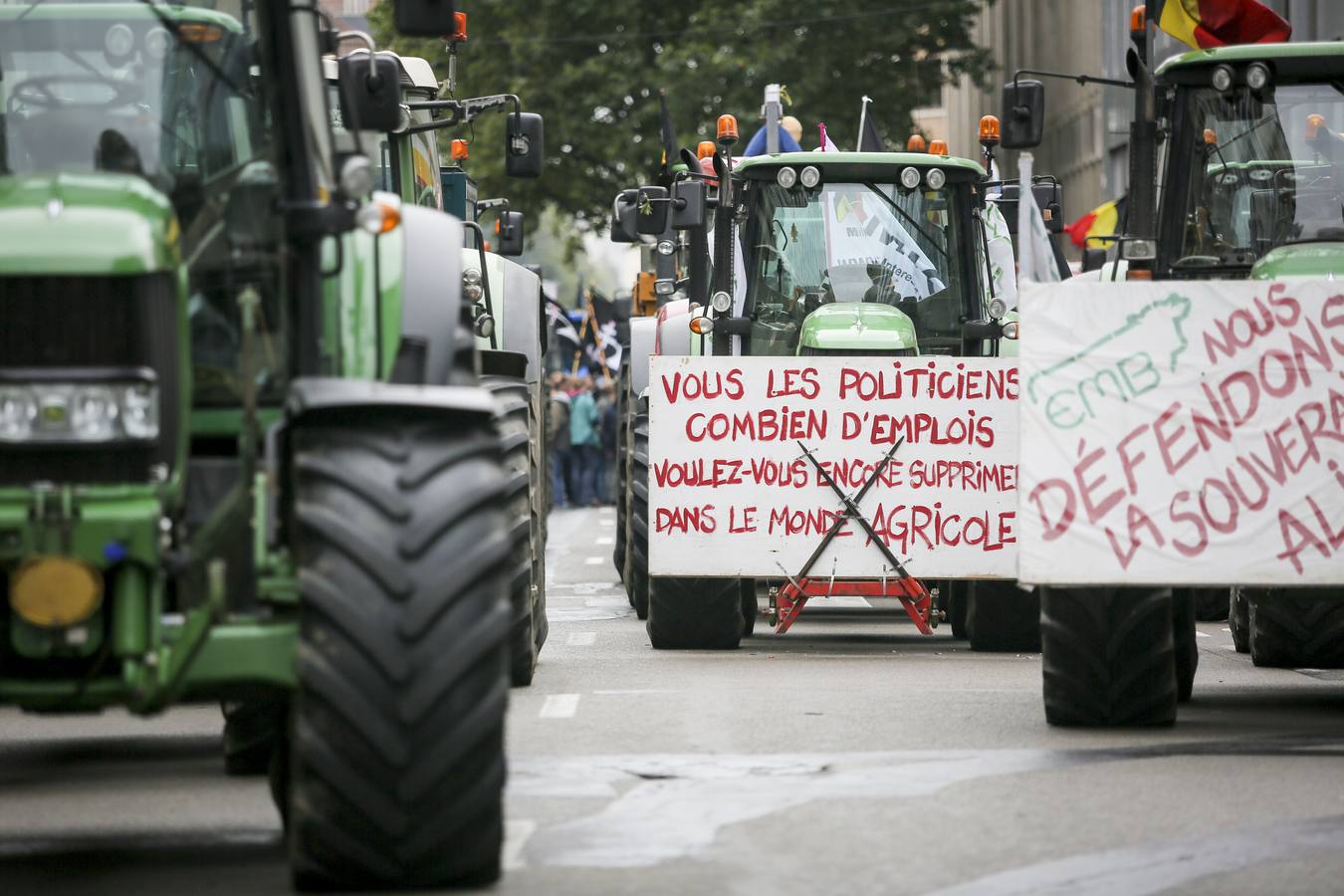 Miles de agricultores protestan en Bruselas contra la crisis del sector lácteo