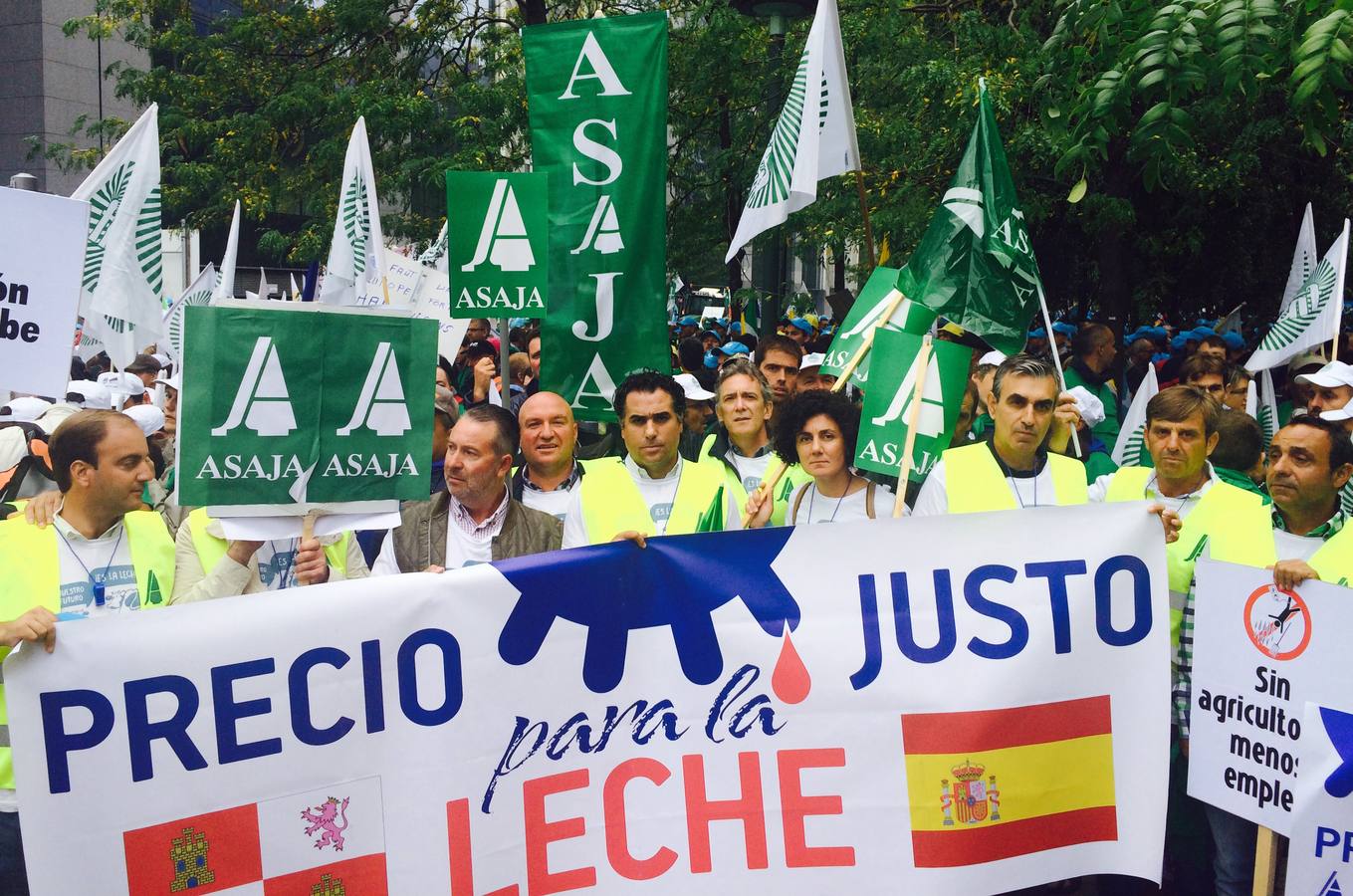 Miles de agricultores protestan en Bruselas contra la crisis del sector lácteo