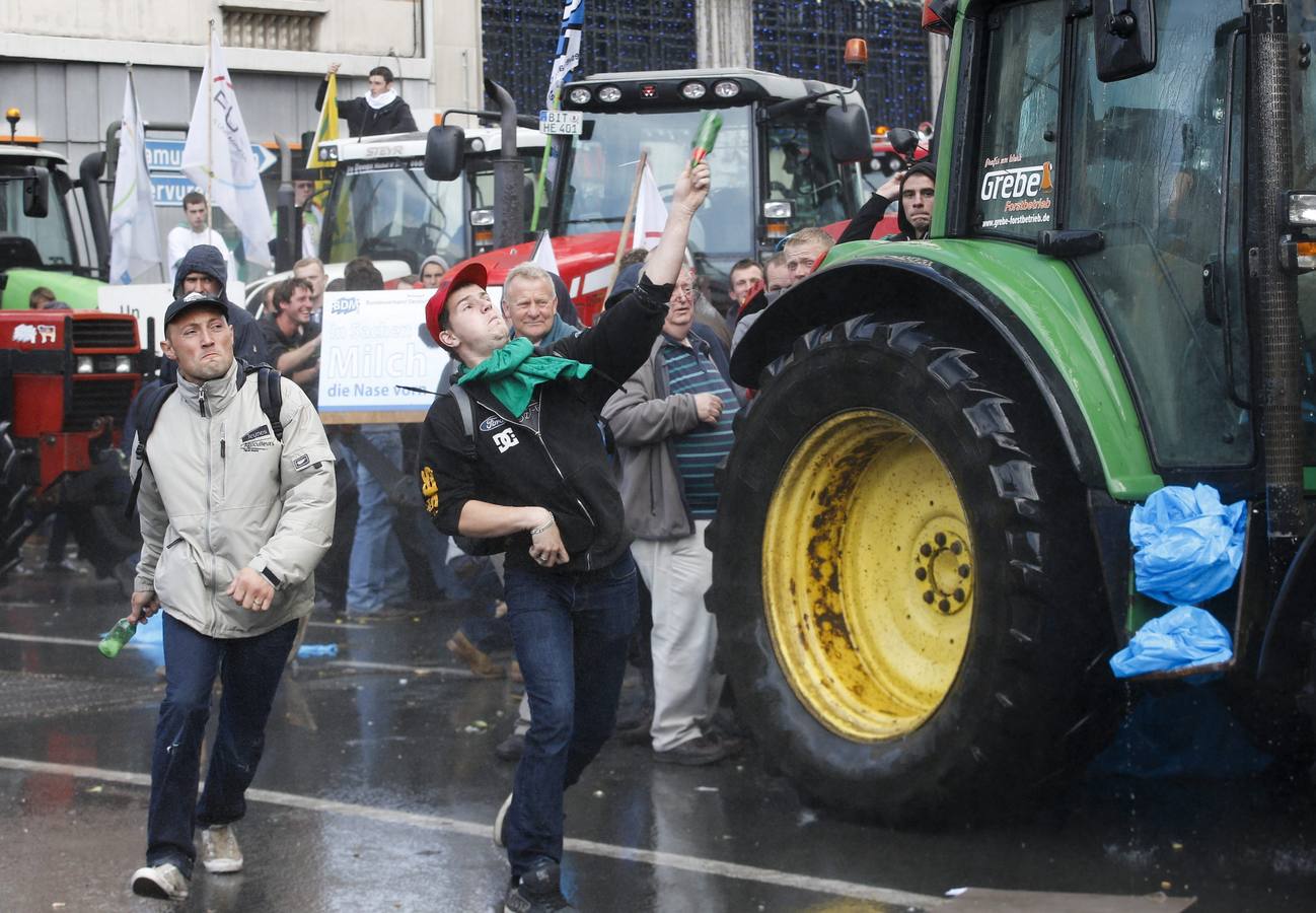 Miles de agricultores protestan en Bruselas contra la crisis del sector lácteo