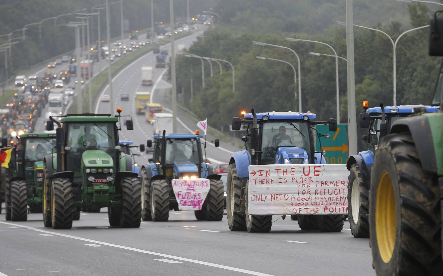 Miles de agricultores protestan en Bruselas contra la crisis del sector lácteo