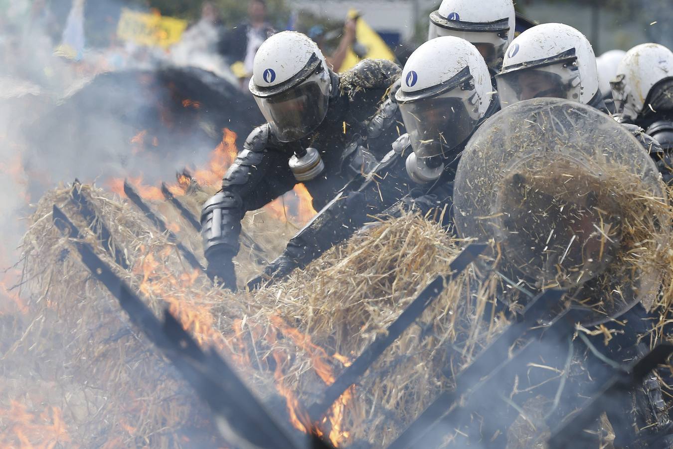Miles de agricultores protestan en Bruselas contra la crisis del sector lácteo