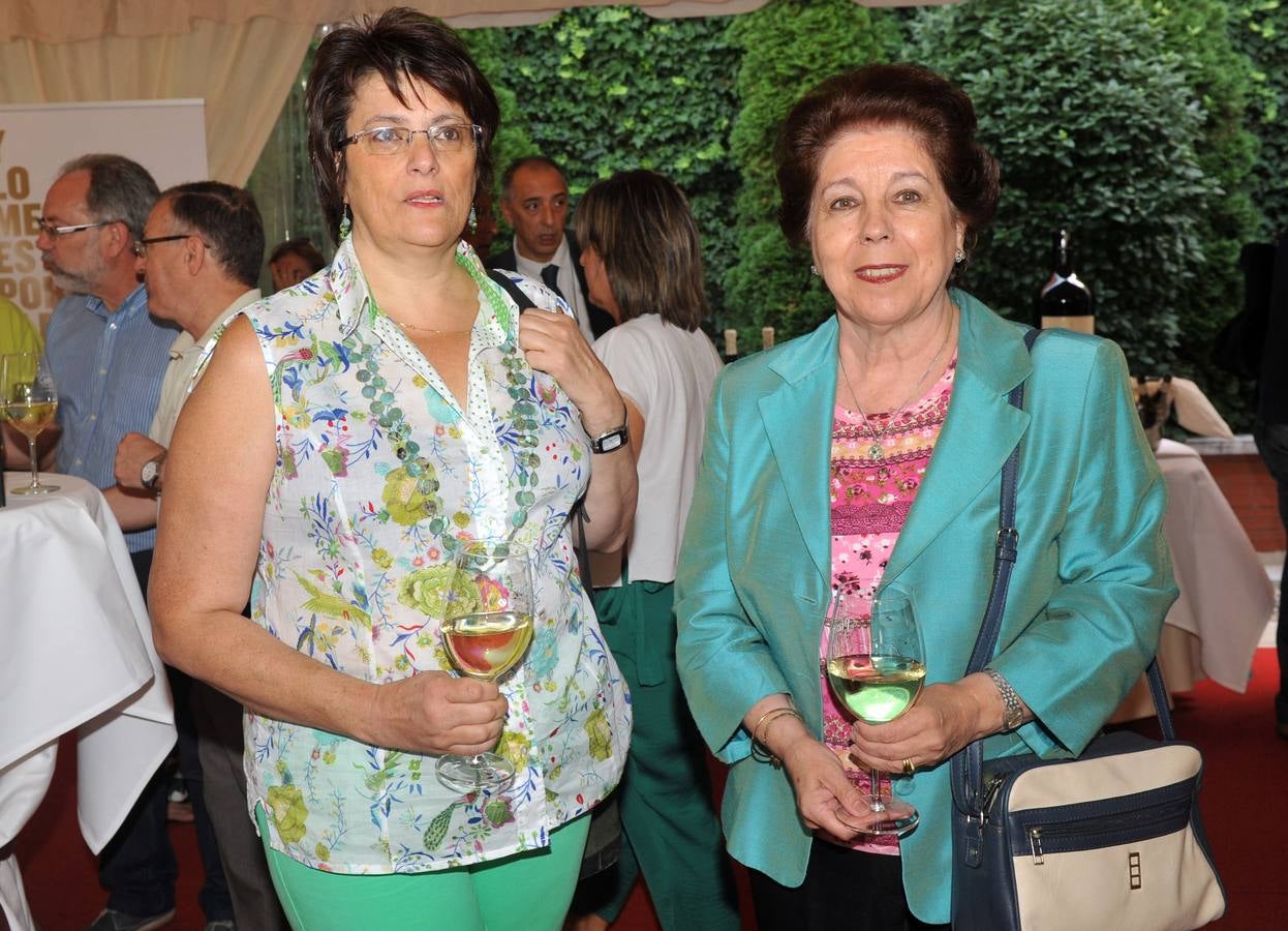 La presidenta de la Asociación de Vecinos Caño Argales, Teresa García, con Carmen González, una histórica de la entidad.