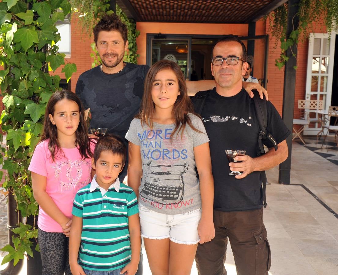 El responsable de Diseño de El Norte, Pedro Resina, con Fran Garlaz y los niños Valeria, Leo y Nur.