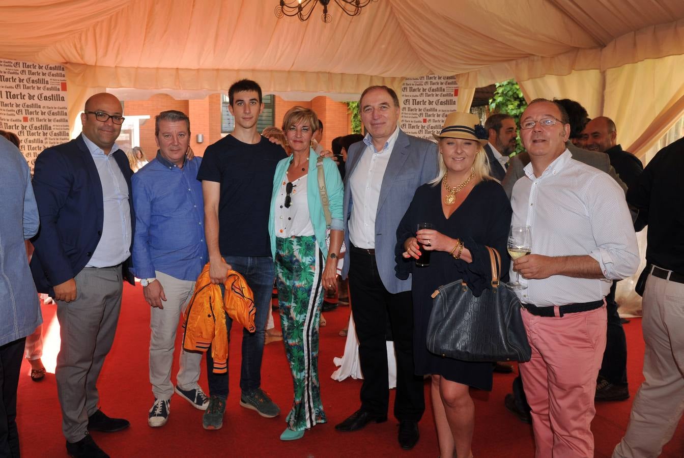 Domingo Rodríguez, jefe de Publicidad de El Norte; el hostelero Chuchi Martín; Pablo Sanz, Mayte Panero y Alfonso Sanz, de Merkamueble; y Maite García e Iñaki Martín, de Gutti Camiseros.