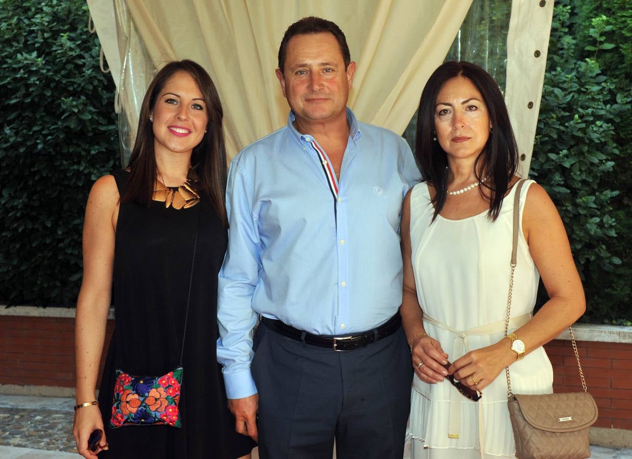 Teófilo Gómez, de Laboral Kutxa, con su hija Laura y su mujer, Ana Isabel Luis.