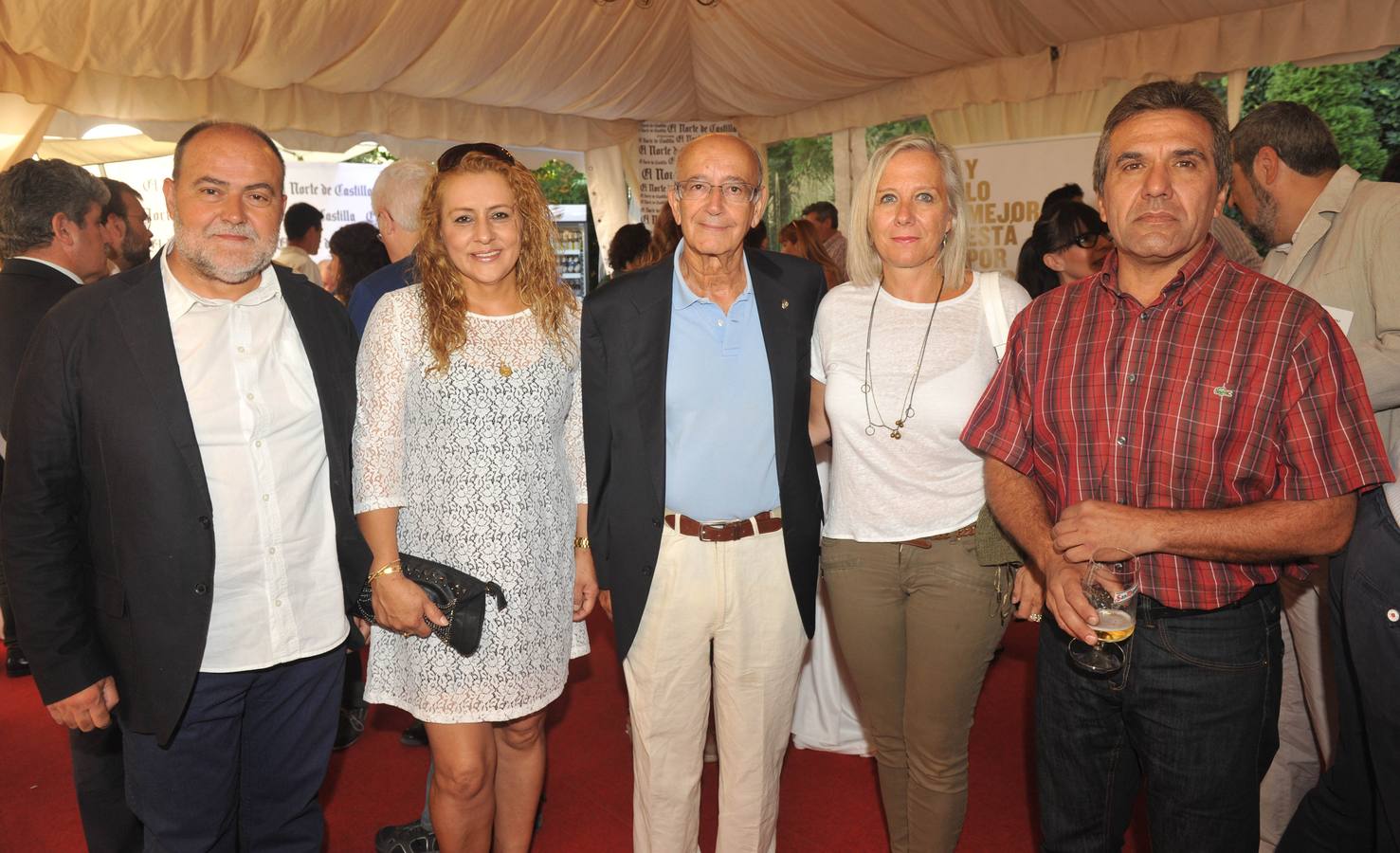 El periodista de El Norte Julio G. Calzada con su pareja, Gloria Páez; Carlos Sánchez Reyes, expresidente de las Cortes; Ana Alonso, secretaria de Dirección del periódico y Francisco Fernández, jefe de Economía del diario.