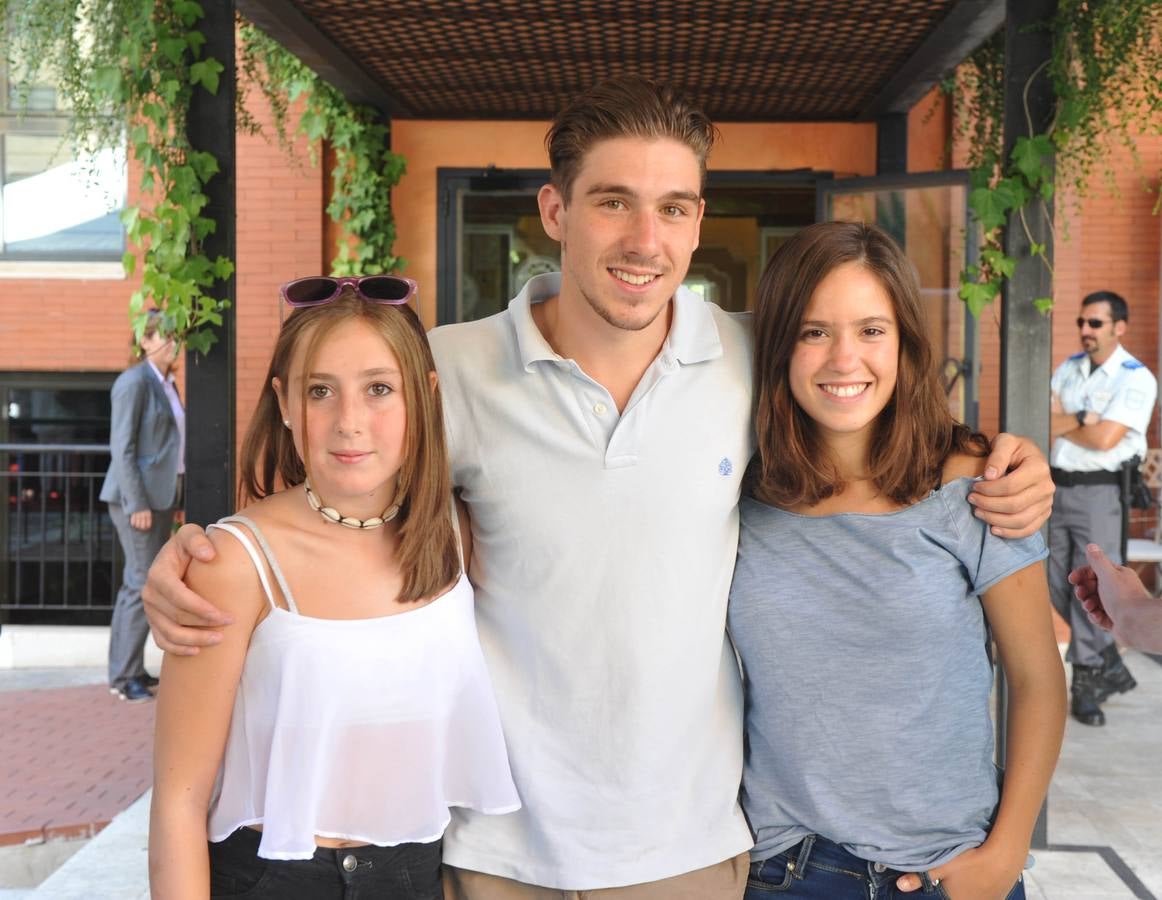 Los hermanos Paula y Alberto Sambade, con su amiga Andrea Livián.