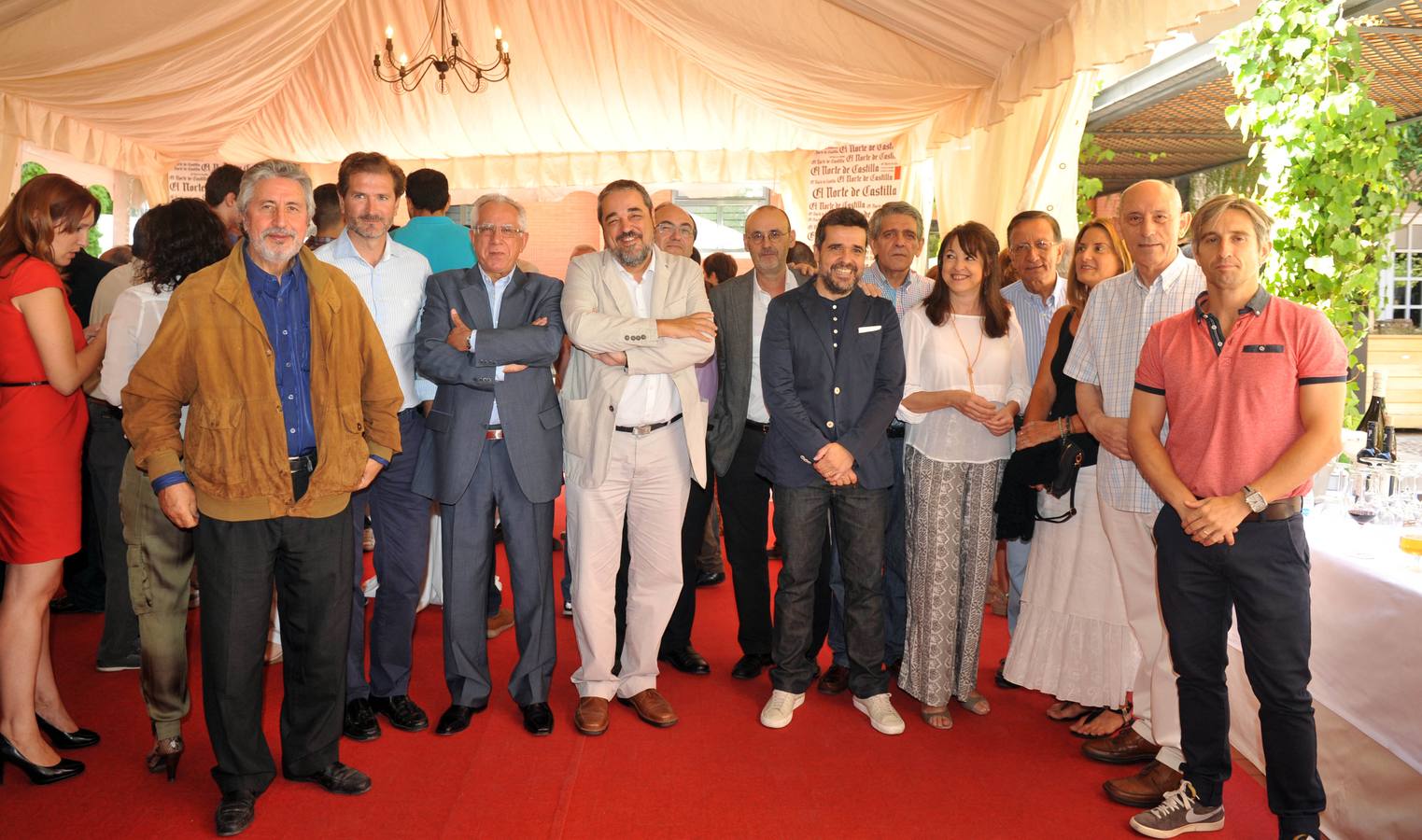 Los colaboradores de El Norte no se perdieron la cita. Agustín Remesal, Fernando Conde, Fernando Aller, Carlos Aganzo (director del diario), Vidal Arranz, Anastasio Rojo, José María Cillero (jefe de Opinión del rotativo), Toño Álamo, Angélica Tanarro (jefa de Culturas del decano), Ramón García, Susana Saura, Antonio Piedra y Enrique Berzal.