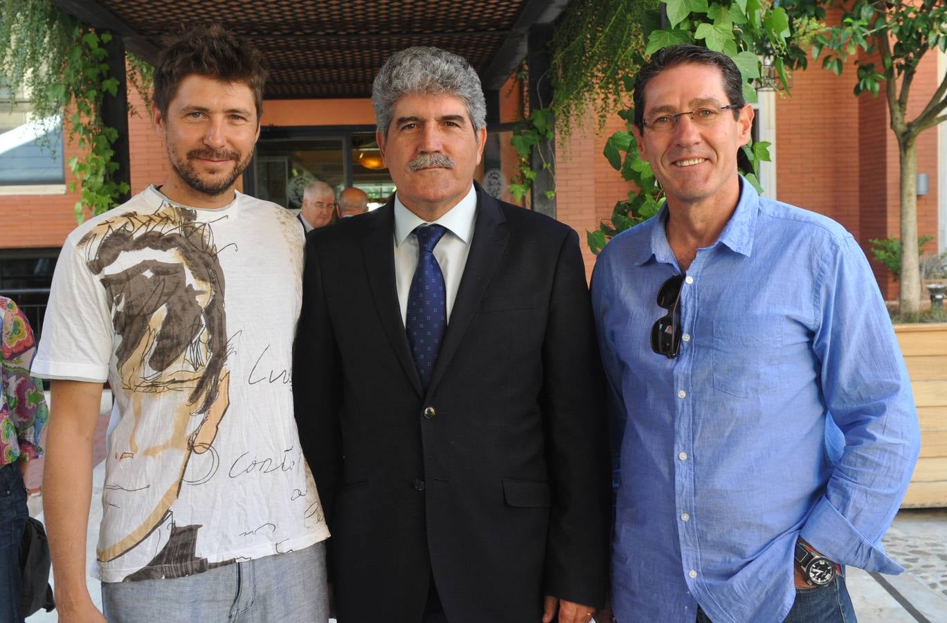 El responsable de Arte de El Norte, Pedro Resina, con Arturo J. Pinto, jefe de prensa de la Delegación del Gobierno, y Jorge Sambade.