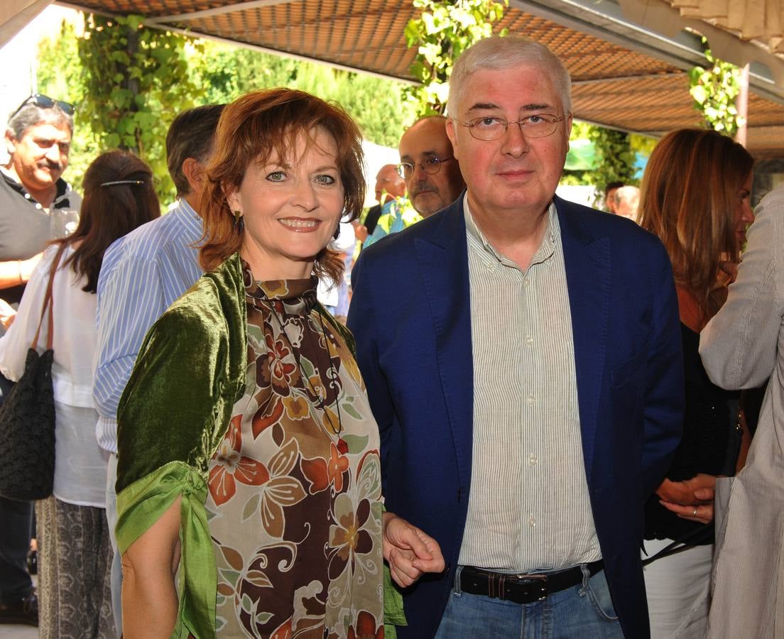 La actriz Azucena de la Fuente acudió a la carpa con el periodista y colaborador de El Norte Carlos Blanco.