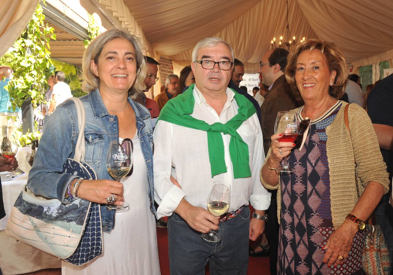 La periodista de El Norte de Castilla Nieves Caballero con el abogado Francisco Colino y Carmen Barrigón.