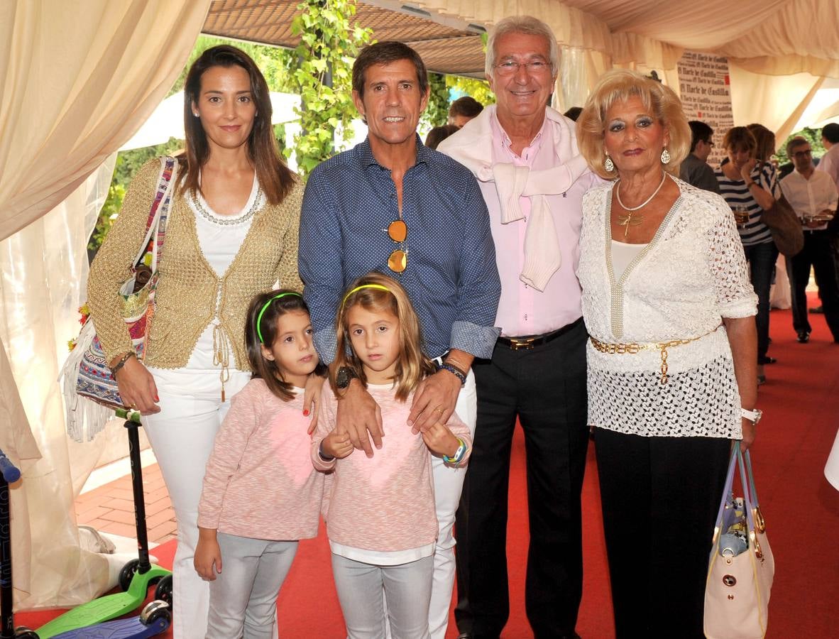 Estrella Carrión, el bodeguero Javier Moro, Leoncio González (Mesón Txistu) y Pepi Martínez, con las niñas Estrella y Elvira Moro.