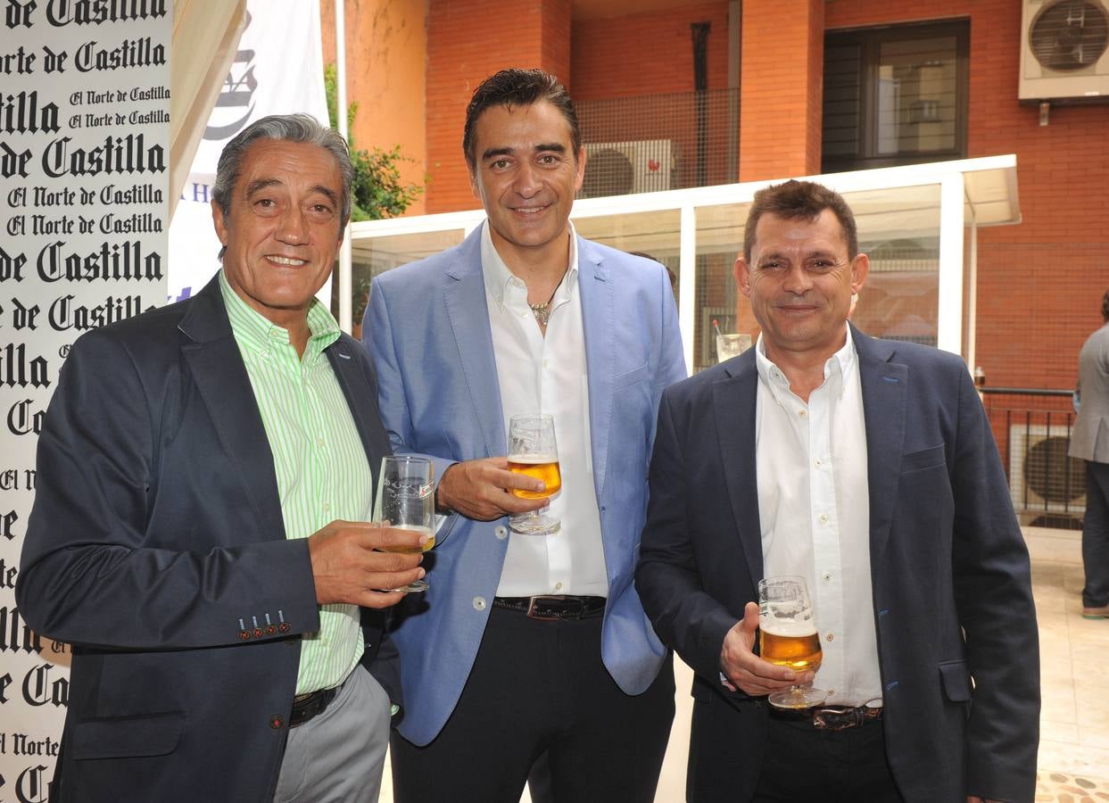 Chema Sánchez (Grupo Mahou-San Miguel) con Ricardo Fernández y Juan Carlos García, de Discalesa.