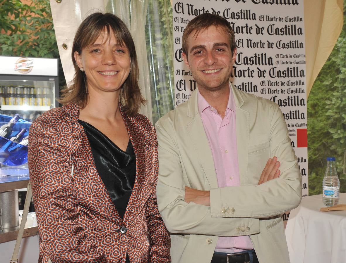 La presidenta de la CVE, Ángela de Miguel, con Fernando Calderón, responsable de prensa de la entidad.