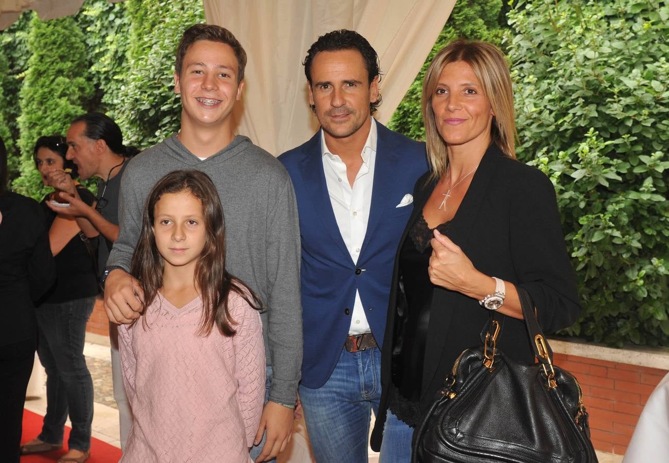 El exjugador del Real Valladolid José Antonio García Calvo con su mujer, María del Carmen, y sus hijos, Mario y Paula.