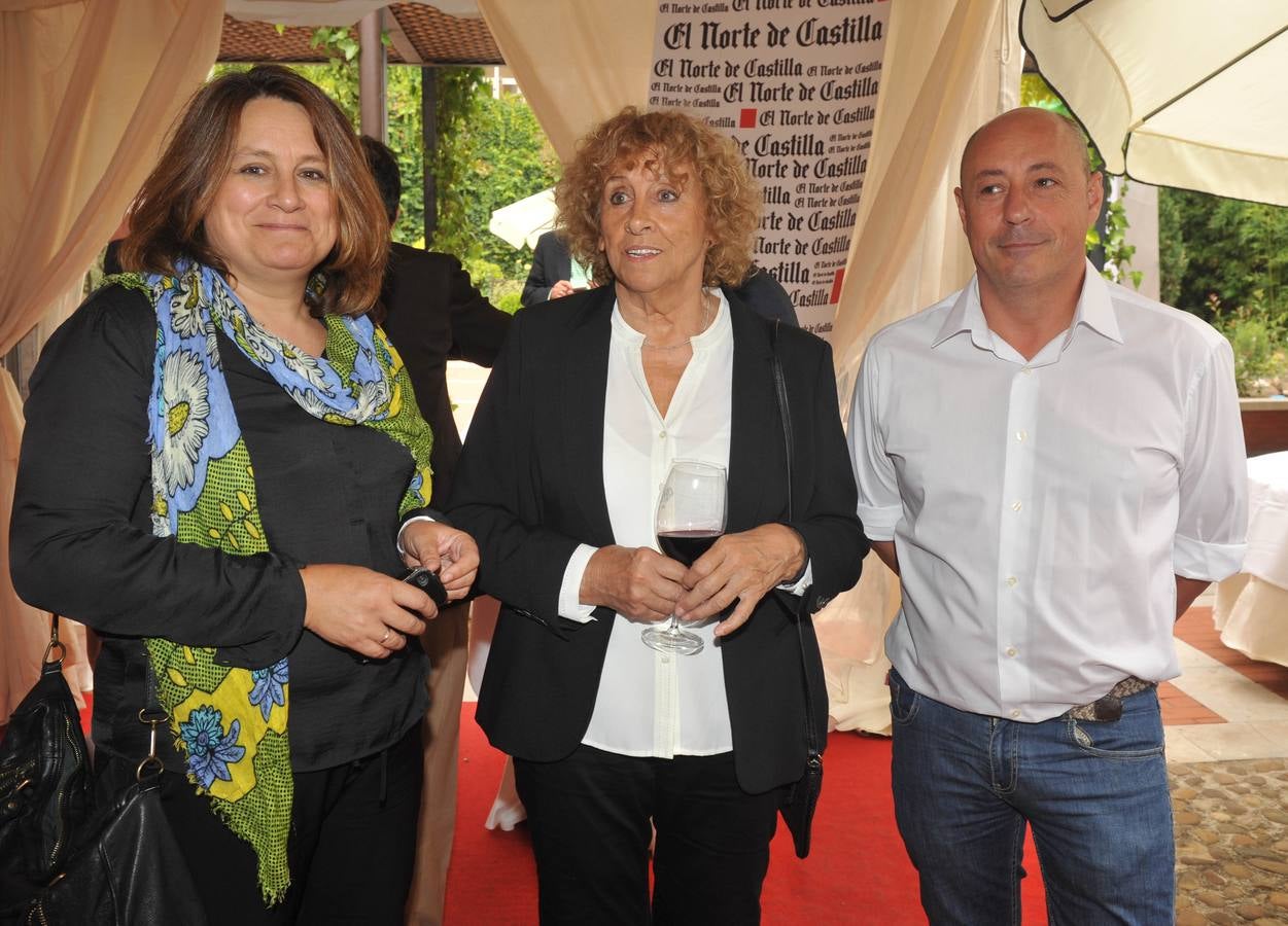 Los periodistas de El Norte, Ana Santiago (i) y Jesús Bombín (d) con la escritora Elena Santiago.