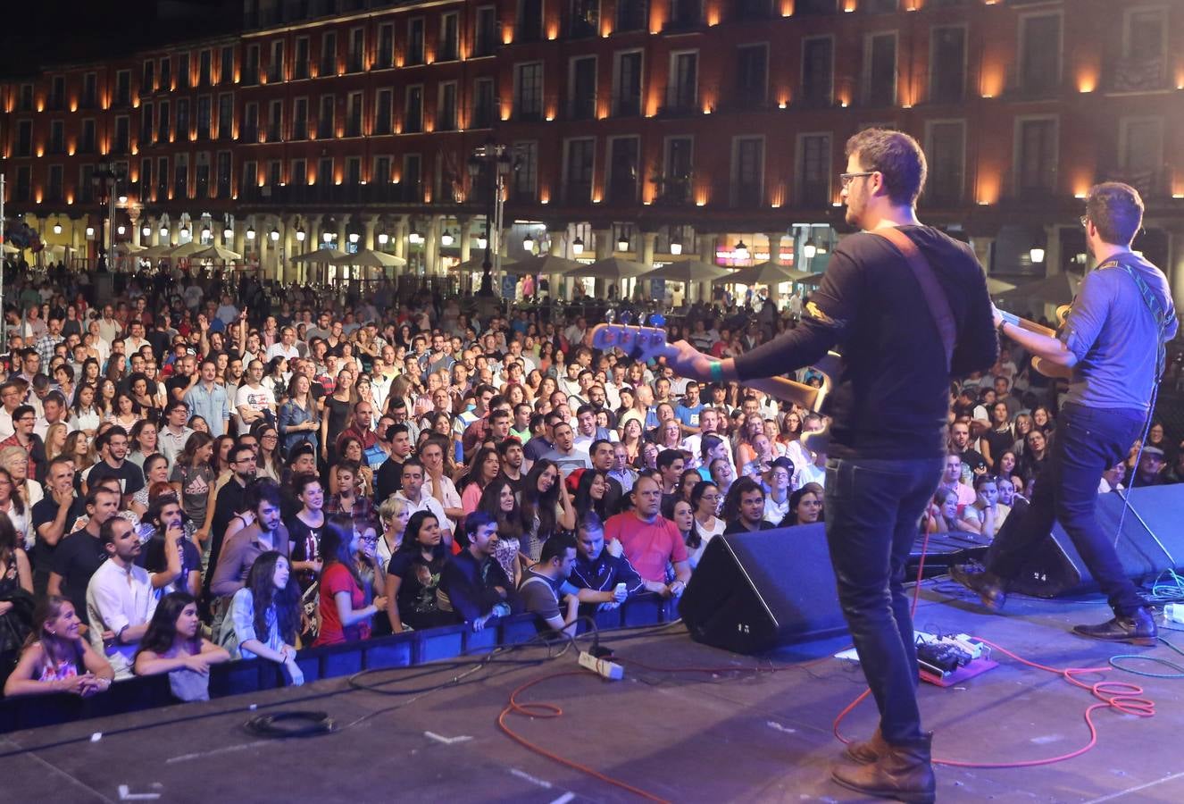 Concierto de Burning y el grupo Fito Robles en la Plaza Mayor de Valladolid