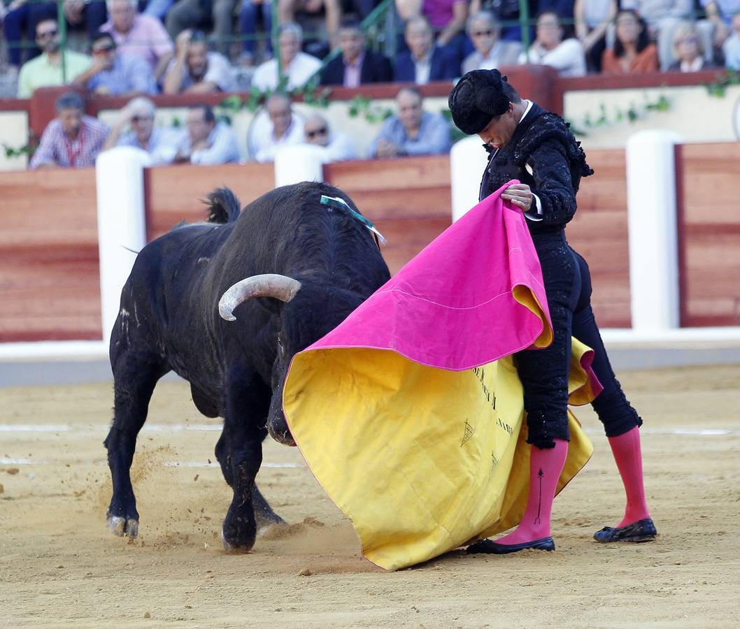 El Juli y José Garrido comparten salida en hombros en la segunda corrida de la feria de la Virgen de San Lorenzo de Valladolid