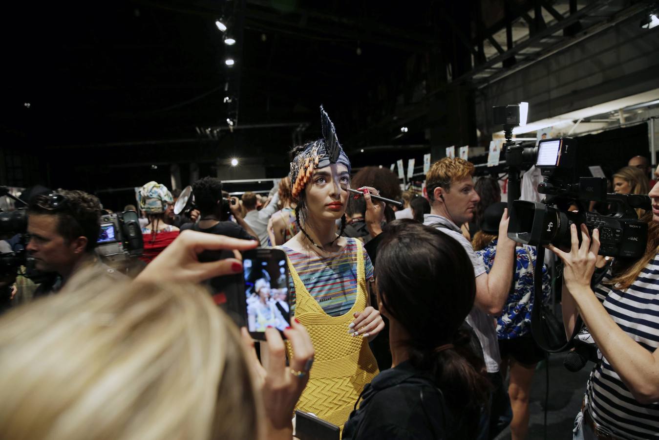 Horas de maquillaje. Una modelo de Desigual se prepara en los instantes previos al desfile.