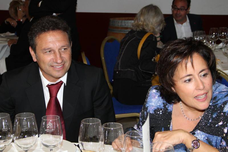 El futbolista Eusebio Sacristán, junto a Begoña Jovellar, enóloga de Vega Sicilia.