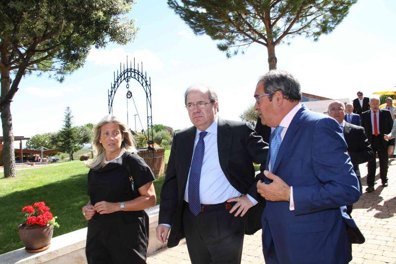 Juan Vicente Herrera, presidente de la Junta de Castilla y León, con su novia, la burgalesa Marisol Martínez.