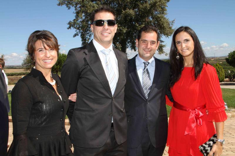 La enóloga Belén Sanz Cid posa con su marido, Javier Jiménez, su hermano Iván y su cuñada, Irene Garijo.