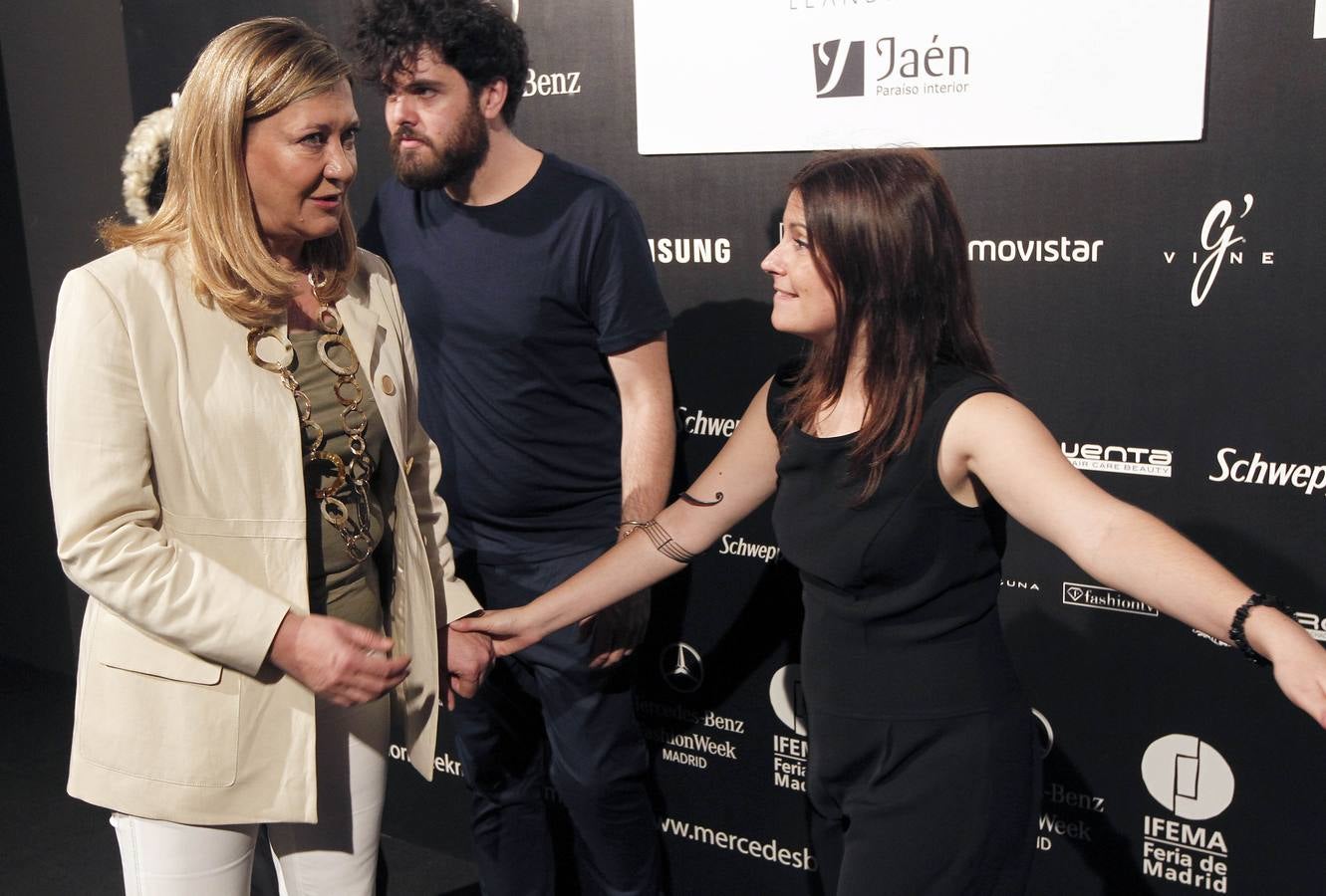 La consejera de Economía y Hacienda, Pilar del Olmo junto a la diseñadora Esther Noriega en el desfile de Mercedes-Benz Fashion Week