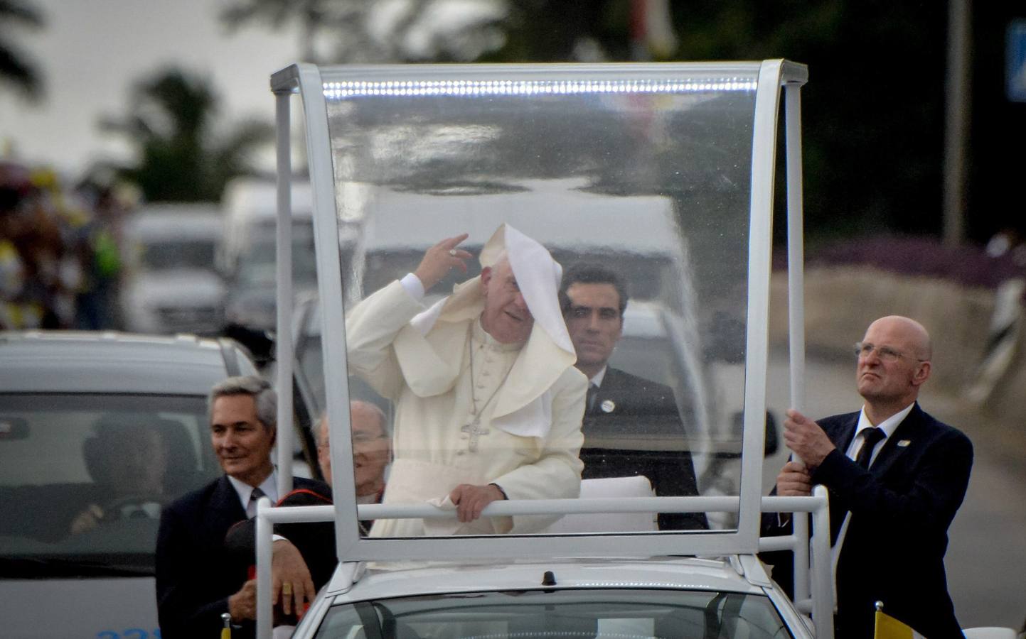 Francisco se un baño de masas en La Habana