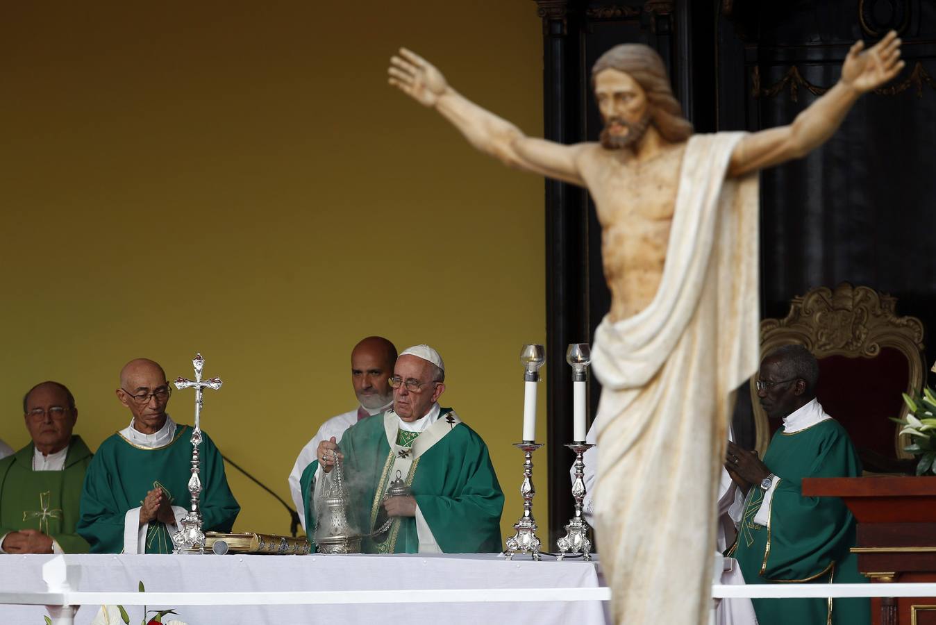 Francisco se un baño de masas en La Habana