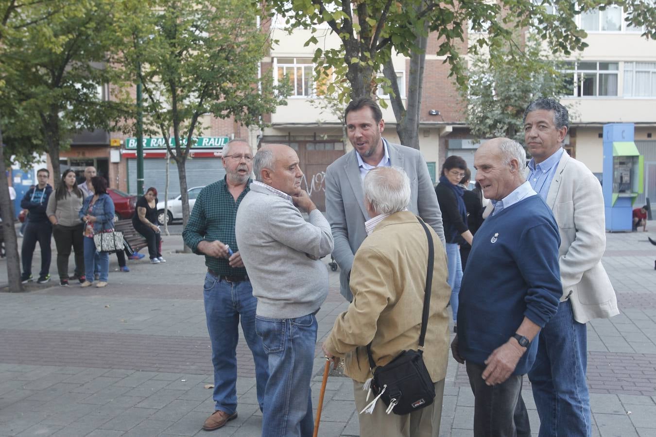 El alcalde de Valladolid, Óscar Puente, participa en una asamblea en la calle con vecinos de Pilarica