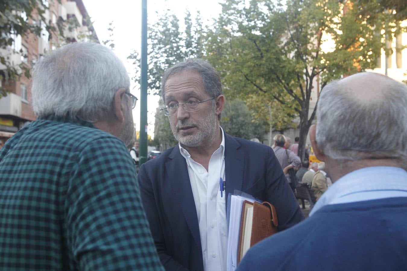 El alcalde de Valladolid, Óscar Puente, participa en una asamblea en la calle con vecinos de Pilarica